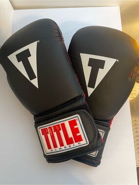 TITLE Classic Sparring Gloves Reg 12 oz Black/Red Adult Unisex ES-15